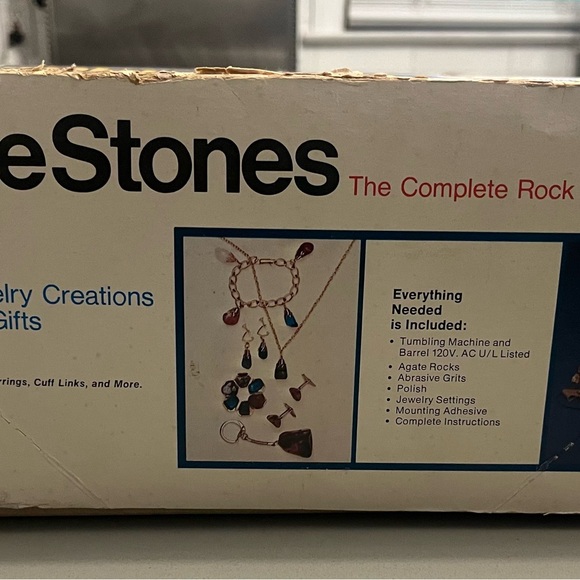 This set is original from 1975! It appears never used and in great working order - Picture 3 of 8